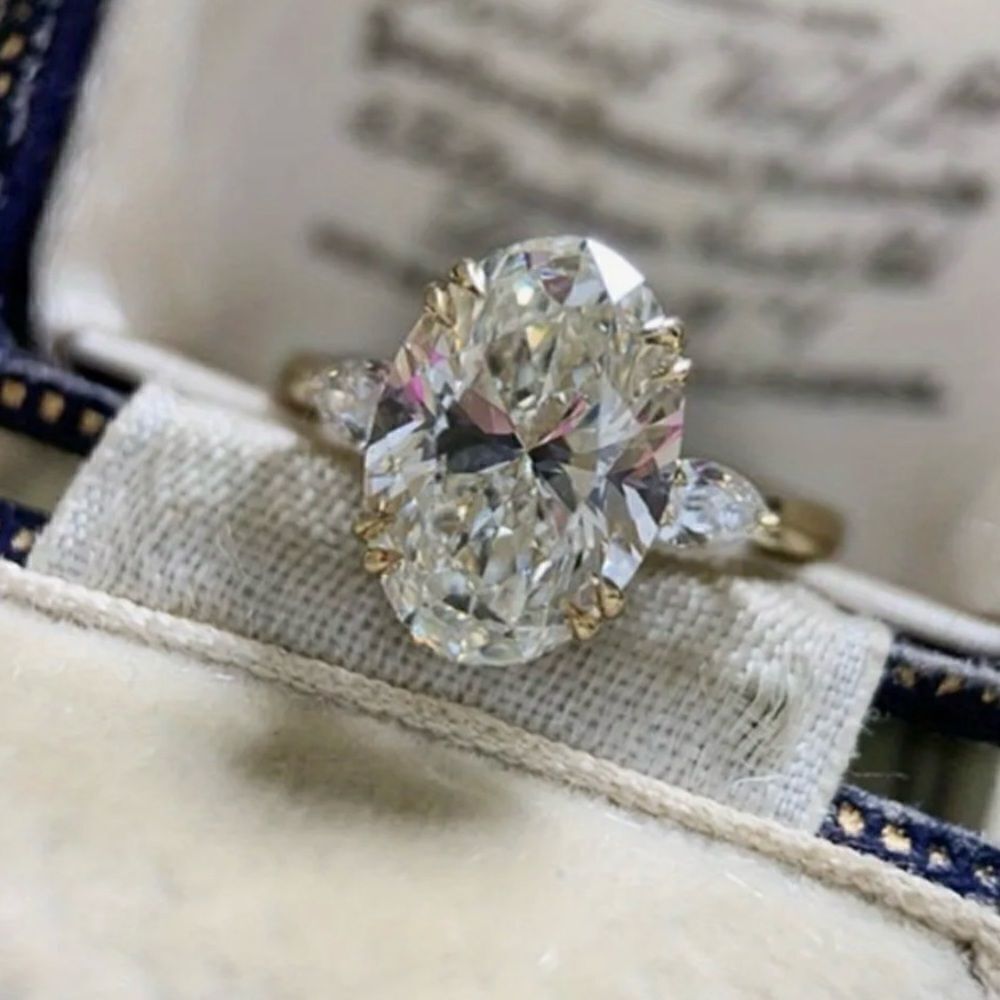 💎 New Stunning & sparkling oval cubic zirconia ring 💎